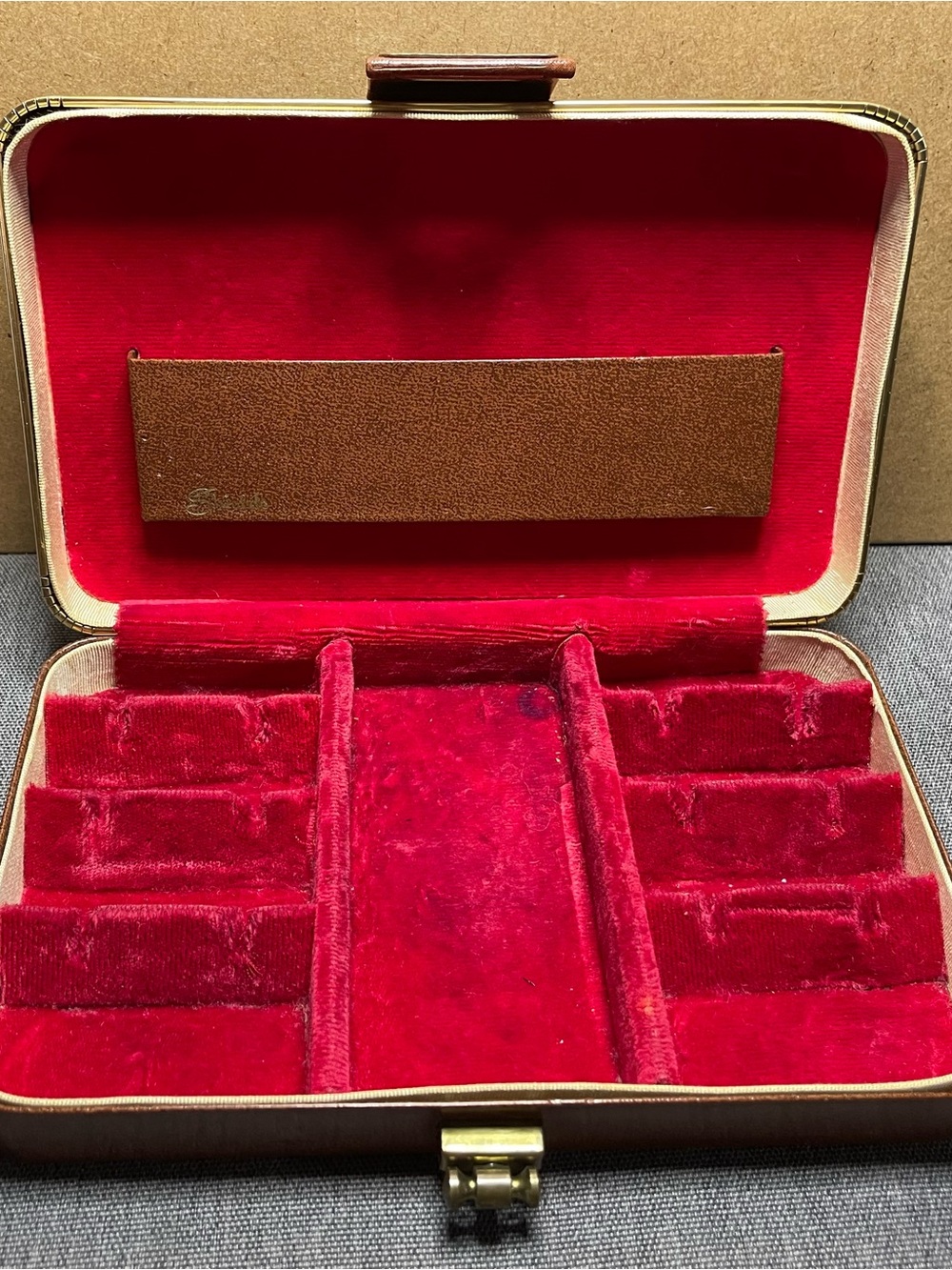 Vintage Shields Men's Red Velvet Jewelry Case – Classic Travel Organizer